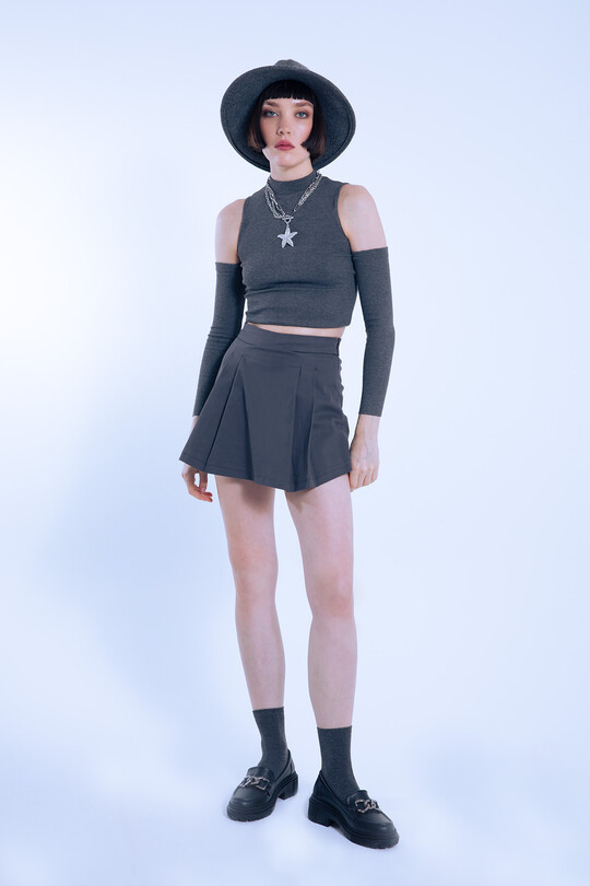 White low-waist skort with front pleats and back shorts 
