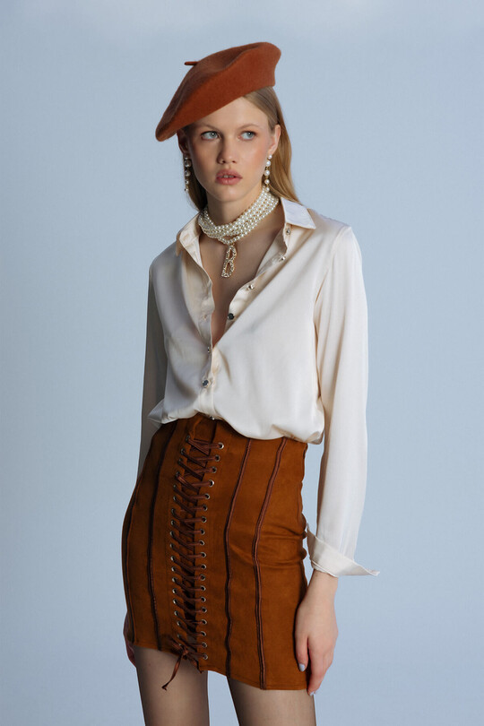 Wildleder-Minirock-in-Cognac-mit-vorderer-Schnürung - BERFUĞ KIRAN (1)