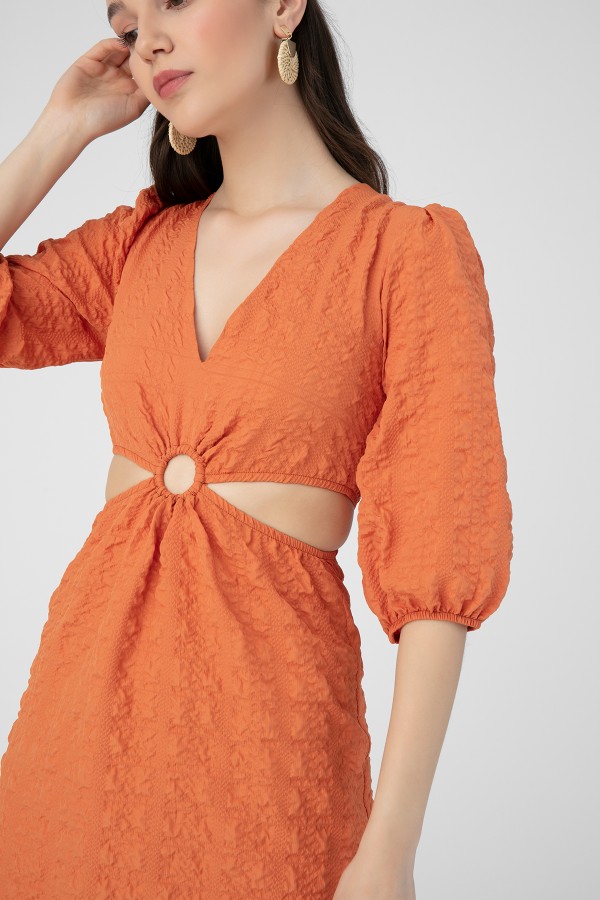 Ziegelrotes Kleid mit seitlichen Cut-outs und Ringdetail am Bauch - 2