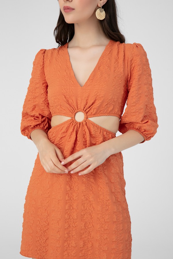 Ziegelrotes Kleid mit seitlichen Cut-outs und Ringdetail am Bauch - 3