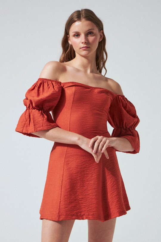 Ziegelrotes schulterfreies kurzes Kleid mit kurzen Ärmeln - BERFUĞ KIRAN